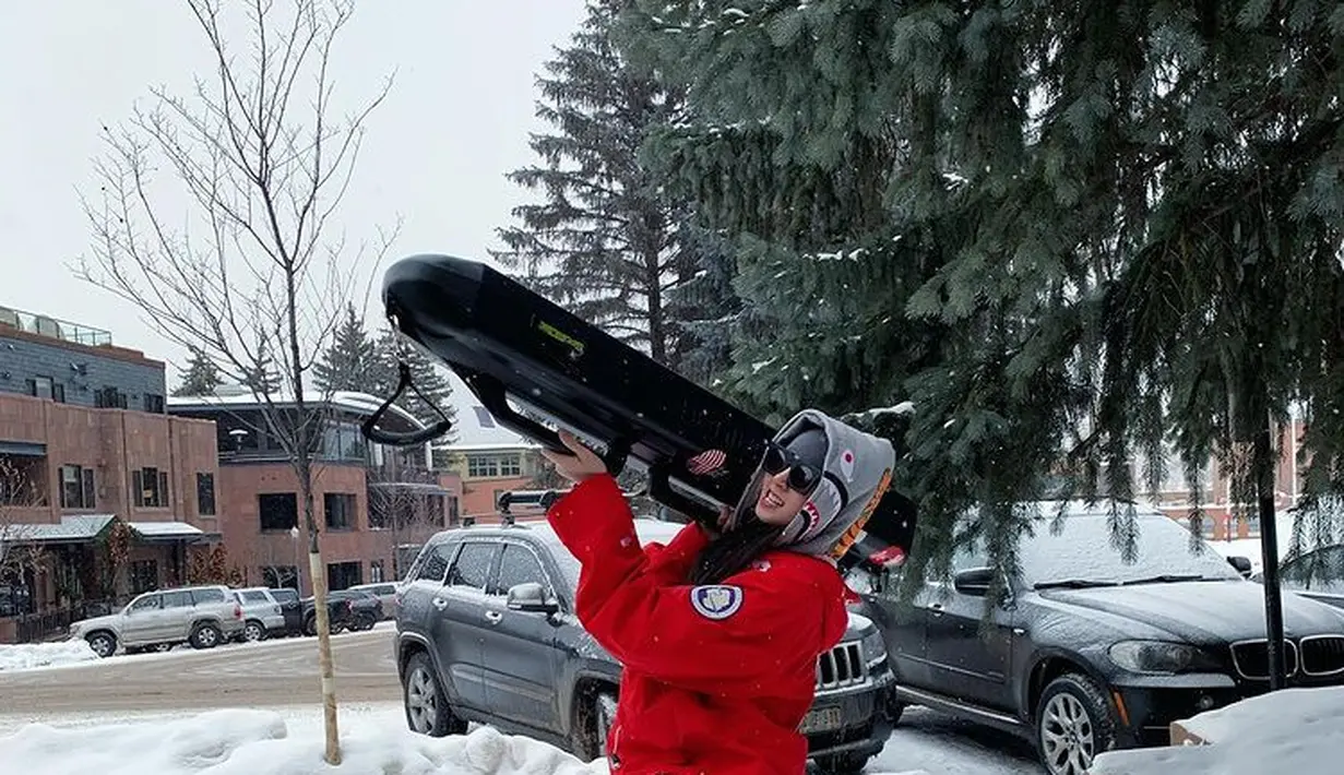 Ia berfoto sambil memegang case skinya yang diposisikan seolah sebagai senjata. [@poydtreechada]