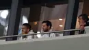 Kapten timnas Argentina, Lionel Messi menyaksikan laga persahabatan melawan timnas Spanyol di royal box Stadion Wanda Metropolitano, Selasa (27/3). Messi terlihat pasrah melihat Spanyol memporakporandakan lini petahanan Argentina. (AP/Francisco Seco)