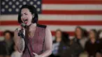 Penyanyi Demi Lovato menyanyikan lagu saat tampil di kampanye calon presiden AS dari Partai Demokrat Hillary Clinton di Iowa City, USA, (21/1). Hillary menjadi satu-satunya perempuan yang mencalonkan diri menjadi Presiden AS. (REUTERS/Jim Muda)
