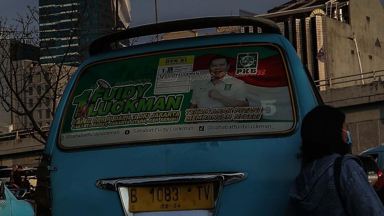 Padahal, Badan Pengawas Pemilu (Bawaslu) telah melarang pemasangan APK pada angkutan umum karena menganggu estetika serta kenyamanan pengendara dan pejalan kaki.