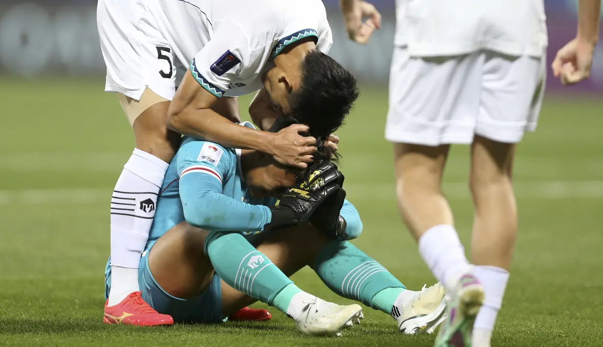 Ekspresi bahagia kiper Timnas Indonesia, Ernando Ari setelah membawa timnya menang atas Vietnam saat laga Grup D Piala Asia 2023 di Abdullah bin Khalifa Stadium, Doha, Qatar, Jumat (19/01/2024). (AP Photo/Hussein Sayed)