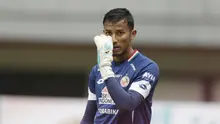 Kiper Semen Padang, Teja Paku Alam, saat melawan Bhayangkara FC pada laga Piala Presiden 2019 di Stadion Patriot, Jawa Barat, Minggu (3/3). Bhayangkara FC menang 4-2 atas Semen Padang. (Bola.com/M Iqbal Ichsan)
