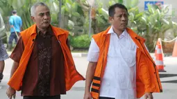 Anggota DPRD Kota Malang Heri Subianto (kiri) dan Sokarno (kanan) tiba di Gedung KPK, Jakarta, Jumat (22/6). KPK memperpanjangan masa penahanan bagi 11 anggota DPRD Kota Malang selama 30 hari. (Merdeka.com/Dwi Narwoko)