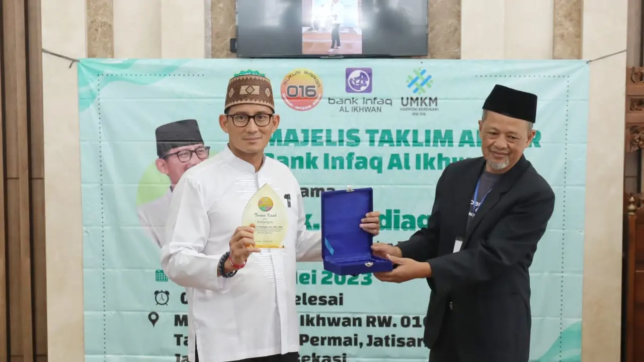 Menteri Pariwisata dan Ekonomi Kreatif, Sandiaga Uno menghadiri acara halal bihalal di Masjid Jami Al-Ikhwan, Kota Bekasi, Jawa Barat, Kamis (18/5/2023).
