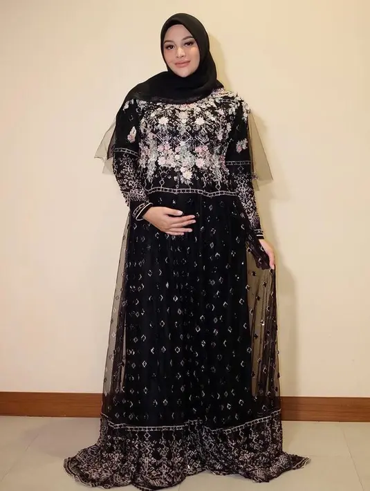 Tampil simple namun tetap chic dengan pilihan gamis brokat bunga mawar seperti look Aurel Hermansyah satu ini. (Instagram/aurelie.hermansyah).
