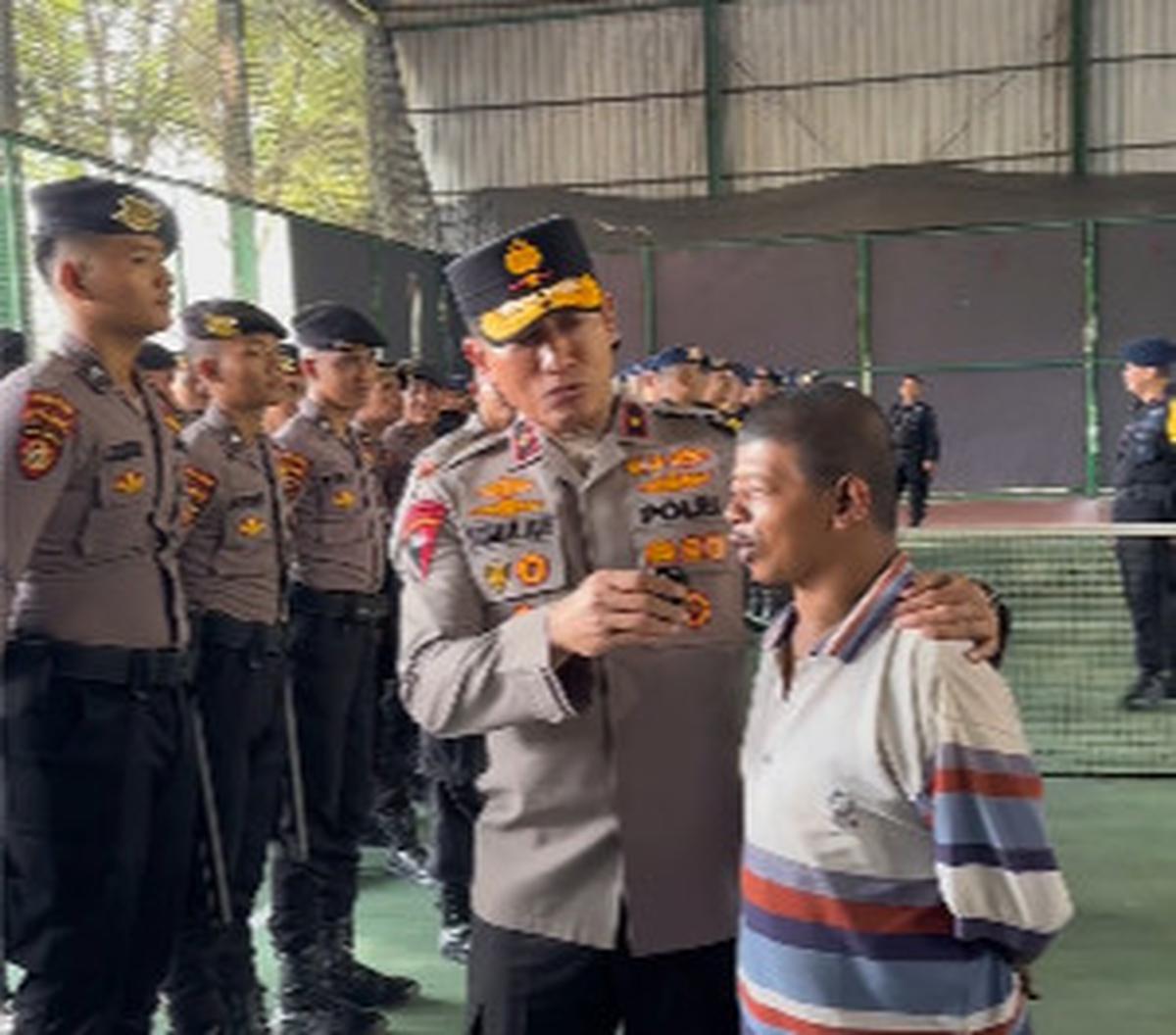 Brigjen Polisi Muhammad Sabilul Alif mengunggah pertemuannya dengan warga sipil bernama Kang Asep. Di mana Ia kaget lantaran Kang Asep selalu tahu kegiatan kepolisian.