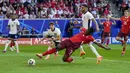 <p>Pemain Swiss, Breel Embolo mencetak gol pertama timnya ke gawang Inggris pada laga perempat final Euro 2024 di Duesseldorf Arena, Duesseldorf, Jerman, Sabtu (06/07/2024). (AP Photo/Frank Augstein)</p>