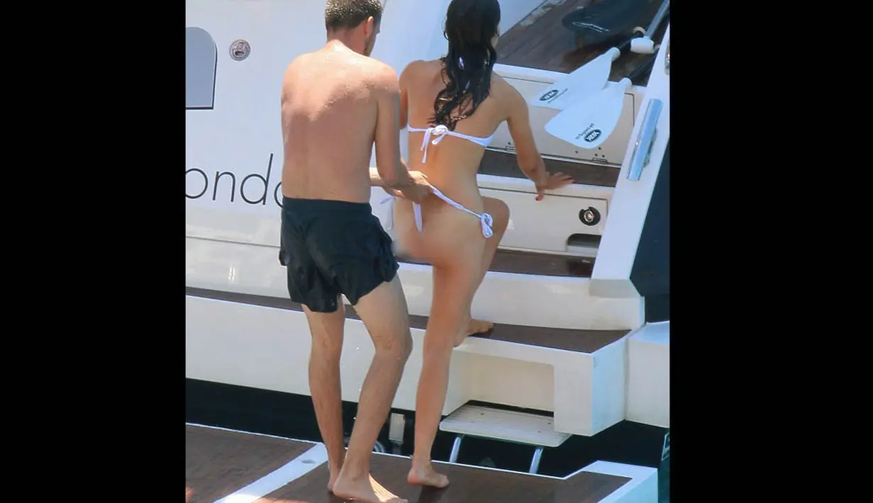 Liam Payne tampak menarik bikini sang kekasih, Sophia Smith. (Dailymail)