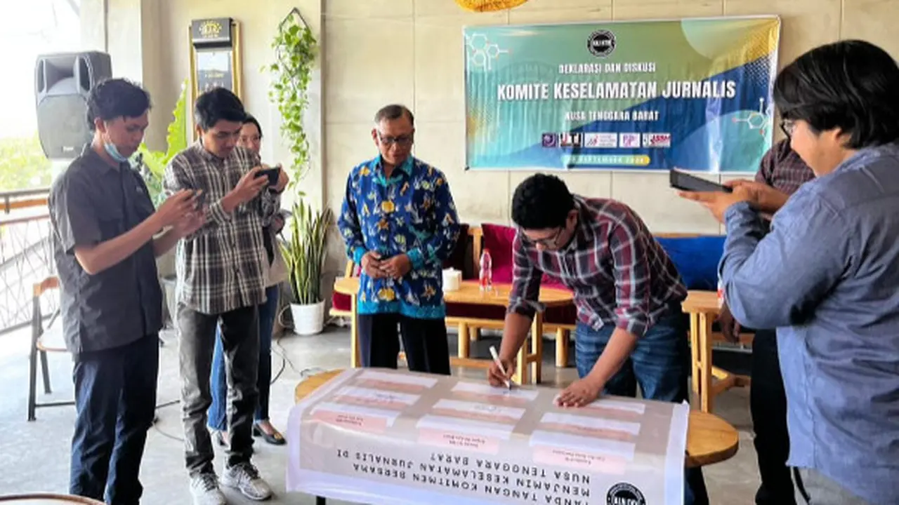 Penandatangan Komitmen Bersama Menjamin Keselamatan Jurnalis di NTB oleh para ketua Organisasi Konstituen Dewan Pers