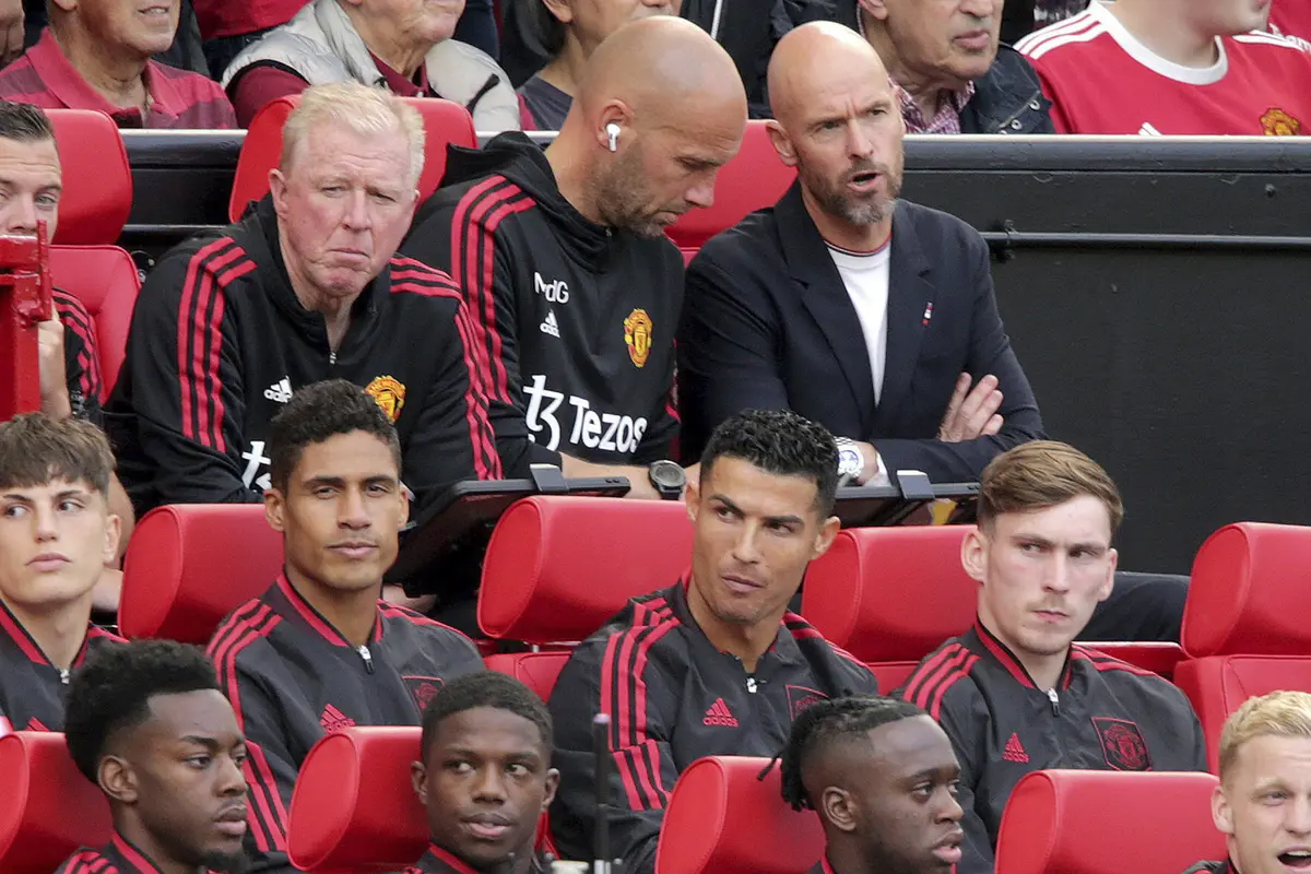 Foto: Viral Ekspresi Manyun Cristiano Ronaldo saat Duduk di Bangku Cadangan MU