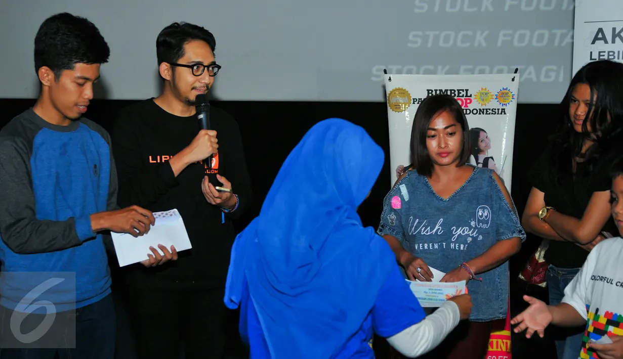Peserta mendapatkan doorprice  dari Primagama saat nonton bareng di Blitz Megaplek, Jakarta, Sabtu (21/5/2016). Cinemaholic dan Primagama gelar nonton bareng film X-Men Apocalypse. (Liputan6.com/Yoppy Renato)