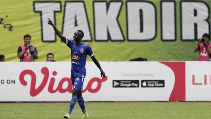 Gelandang Arema FC, Makan Konate, merayakan gol ke gawang Bhayangkara FC pada laga perempat final Piala Presiden 2019 di Stadion Patriot, Bekasi, Sabtu (30/3). Bhayangkara kalah 0-4 dari Arema. (Bola.com/Yoppy Renato)