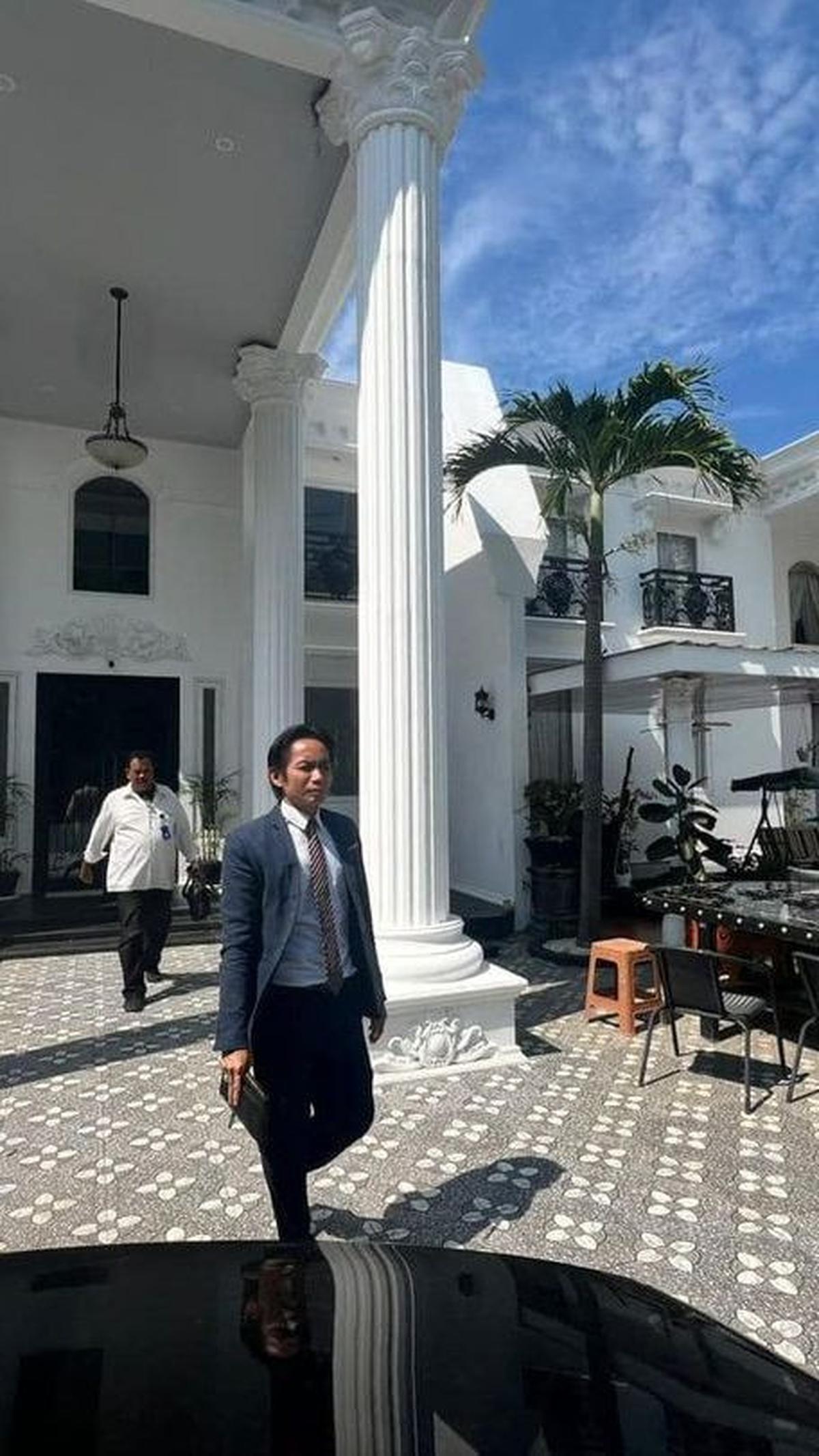 "Kantor pengacara Toni, Jl. Raya Balongan Blok Wisma Jati No.19 Indramayu," tulisnya.