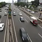 Kendaraan melintas di jalan tol dalam kota di kawasan Tanjung Barat, Jakarta, Sabtu (2/1/2016). Kondisi lalu lintas ramai lancar akibat banyaknya warga yang belum kembali usai berlibur di luar kota. (Liputan6.com/Immanuel Antonius)