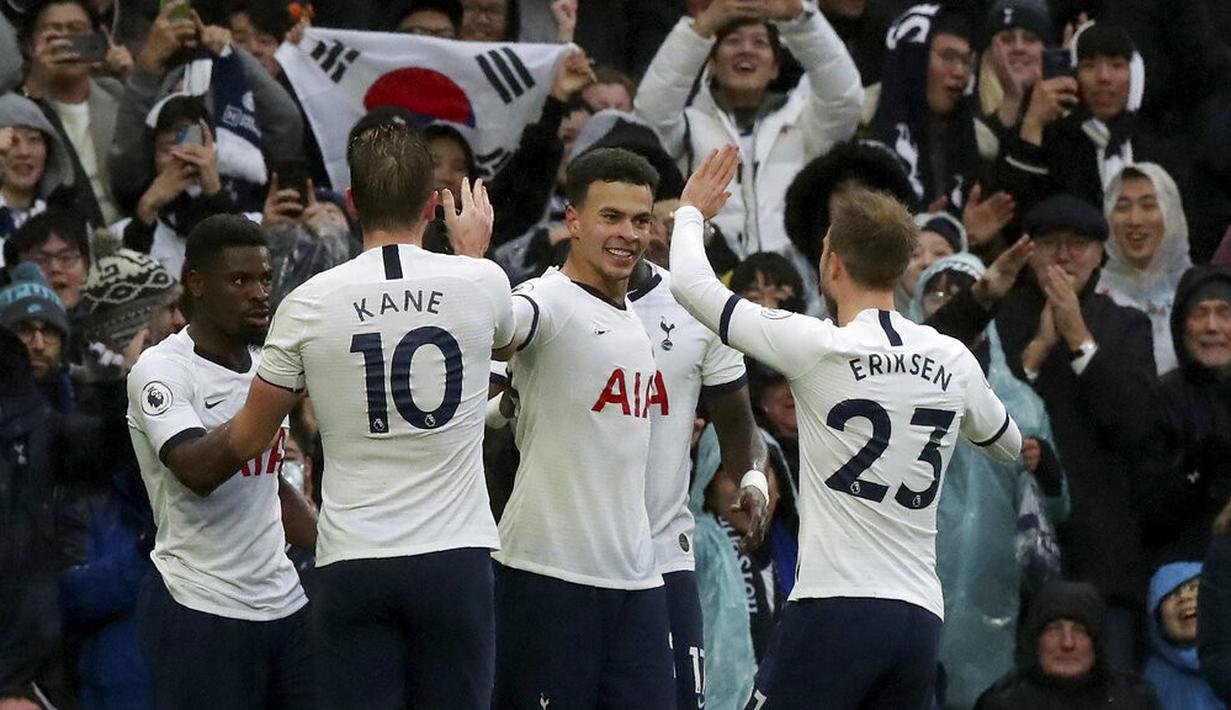 Gelandang Tottenham Hotspur, Dele Alli, melakukan selebrasi usai membobol gawang Brighton & Hove Albion pada laga Premier League 2019 di Stadion Tottenham Hotspur, Kamis (26/12). Tottenham menang 2-1 atas Brighton & Hove Albion. (AP/Petros Karadjias)