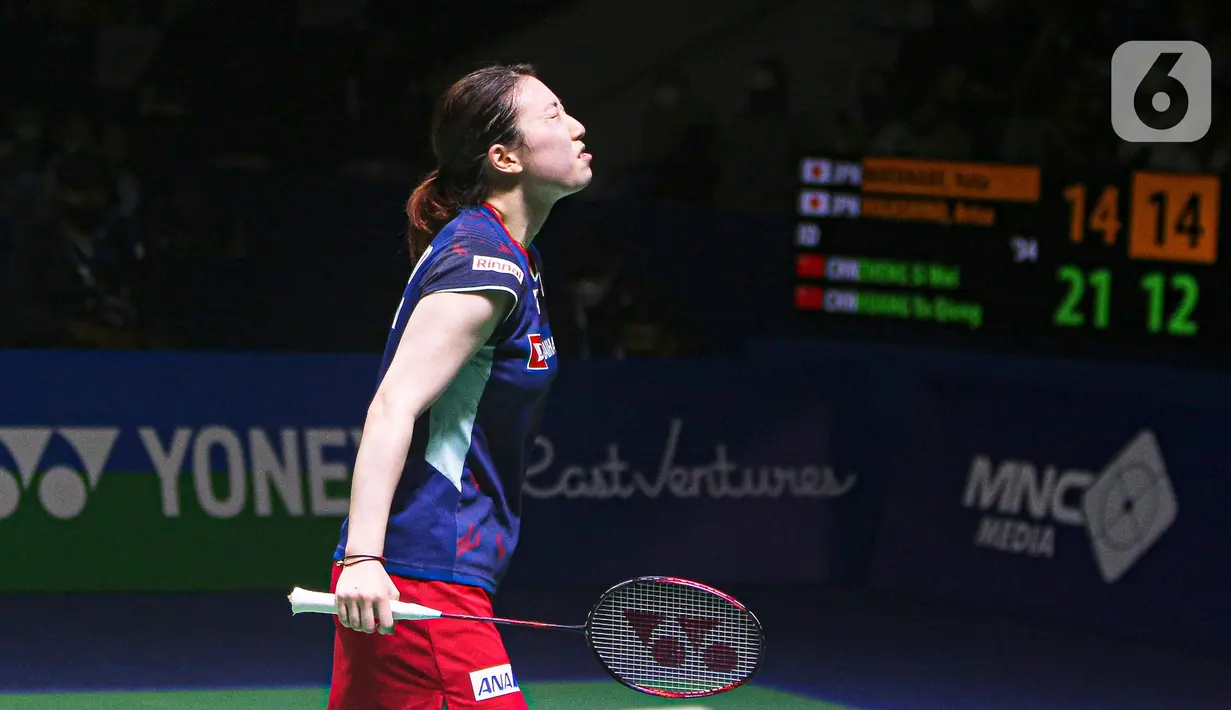 Pebulu tangkis ganda campuran Jepang Arisa Higashino saat melawan pebulu tangkis ganda campuran China Zheng Si Wei/Huang Ya Qiong pada pertandingan final East Ventures Indonesia Open 2022 di Istora, Senayan, Jakarta, Minggu (19/6/2022). Zheng Si Wei/Huang Ya Qiong menjuarai Indonesia Open 2022 usai mengalahkan Yuta Watanabe/Arisa Higashino dengan skor 21-14 dan 21-16. (Liputan6.com/Faizal Fanani)