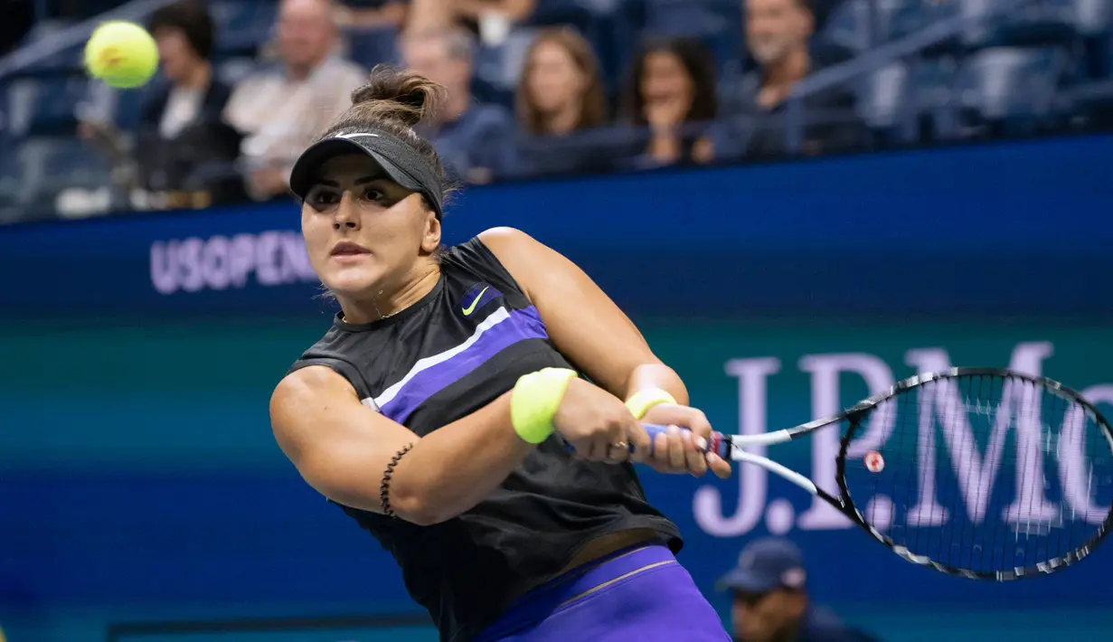 Petenis Kanada, Bianca Andreescu mengembalikan bola ke Elise Mertens dari Belgia pada perempat final AS Terbuka 2019 di USTA Billie Jean King National Tennis Center, Rabu (4/9/2019). Dara 19 tahun itu menjadi petenis remaja pertama Kanada yang lolos semifinal AS Terbuka sejak 2009. (Don Emmert/AFP)