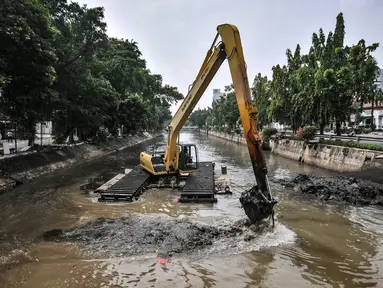 Petugas dari Sudin SDA menggunakan alat berat saat pengerukan lumpur di Kali Pasar Baru, Jakarta, Minggu (23/5/2021). Pengerukan lumpur Kali Pasar Baru yang merupakan aliran Kali Ciliwung itu guna mencegah pendangkalan serta mengantisipasi banjir di musim penghujan. (merdeka.com/Iqbal S Nugroho)