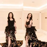 Atasan tersebut dipadukan dengan rok batik model asimetris. Gaun tersebut dibuat oleh fashion designer @ohayosarah. [@lyodraofficial]