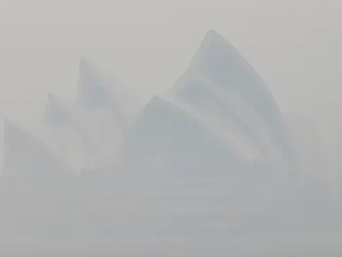 Kabut asap pekat menyelimuti Opera House di Sydney, Australia, Selasa (10/12/2019). Kondisi udara Sydney semakin buruk akibat kabut asap pekat yang ditimbulkan oleh kebakaran hutan. (AP Photo/Rick Rycroft)