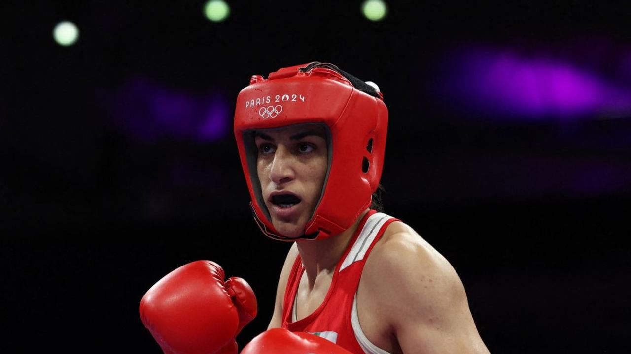 Petinju Aljazair, Imane Khelif menjadi sorotan setelah menumbangkan petinju wanita Italia, Angela Carini dalam Olimpiade Paris 2024, pada Kamis (1/8/2024). Dalam pertarungan tersebut, Khelif melumpuhkan lawannya hanya dalam waktu 46 detik. Foto: REUTERS/