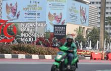 FOTO: Jelang Kedatangan ke Indonesia, Ucapan Selamat Datang Paus Fransiskus Menghiasi Kota Jakarta