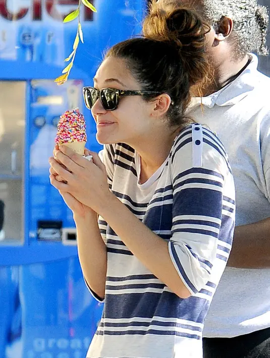 Senyum Emmy Rossum tampak menggemaskan ketika mendapatkan es krim di tangannya. (Giovanni/Splash News/USMagazine)