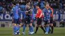 Para pemain Jepang merayakan kemenangan atas Arab Saudi dalam laga kualifikasi Piala Dunia zona Asia Grup B di Saitama Stadium, Saitama, Jepang, Selasa (1/2/2022). Jepang menang dengan skor 2-0. (AFP/Philip Fong)