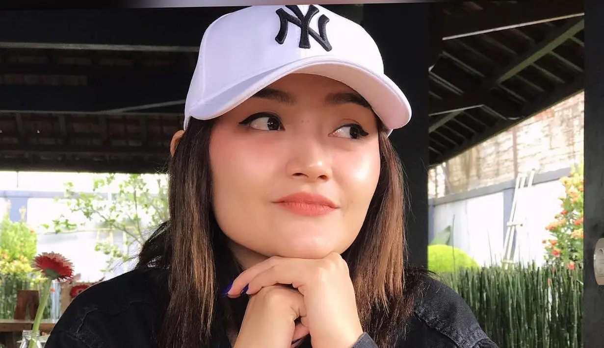 "Kalau aku enggak muluk-muluk, dia baik, sayang gue dan sayang orangtua. Kalau ganteng dan kekayaan itu bonus," ujar Siti Badriah. (Instagram/sibad)