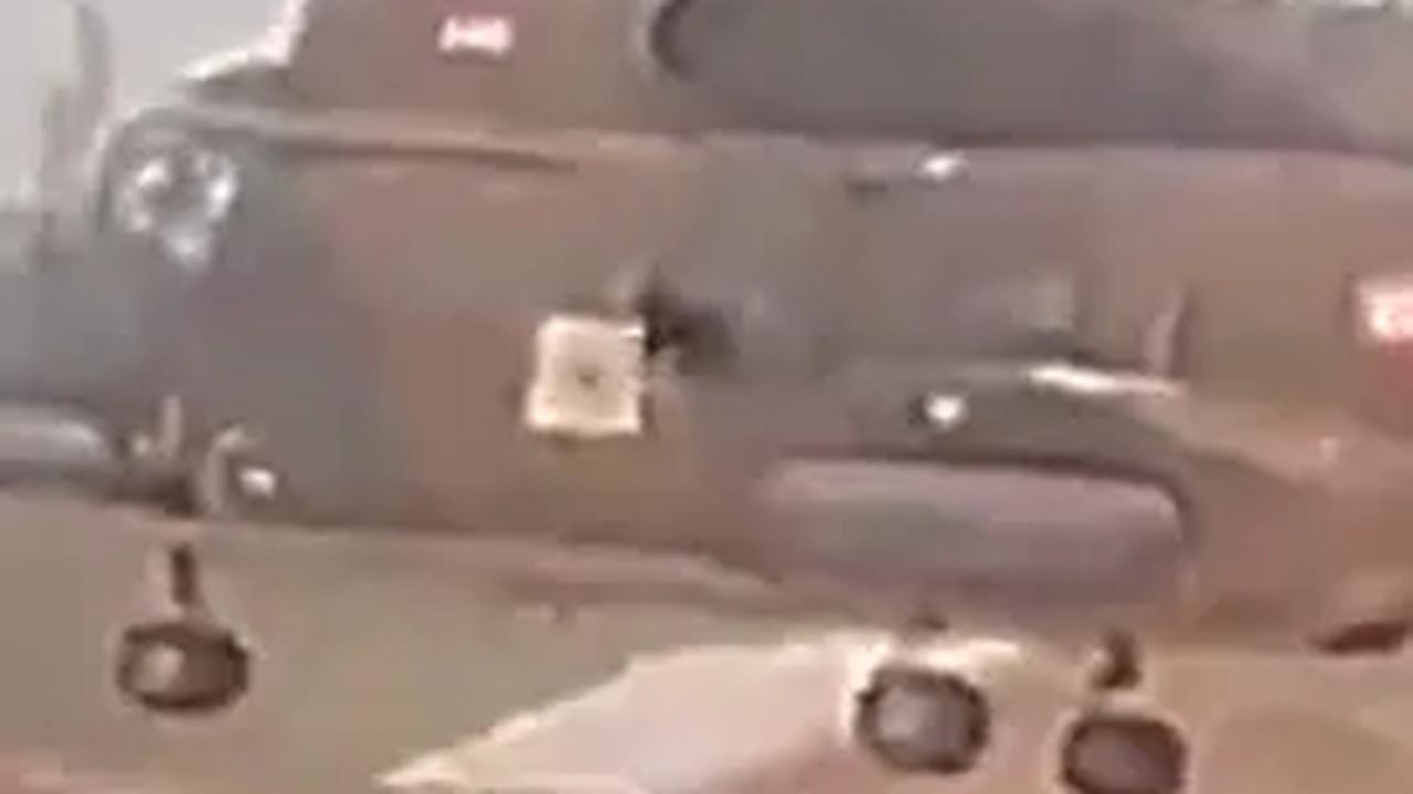 Terlihat dalam video, Presiden Soeharto datang menaiki helikopter tempur milik TNI Angkatan Udara.