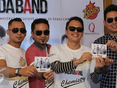 ADA Band memperlihatkan album terbaru mereka di kawasan Cikini, Jakarta, Rabu (23/3). Album ke 13 Ada Band diberi judul "Chemistry" yang merangkum 10 singel terbaru. (Liputan6.com/Herman Zakharia)