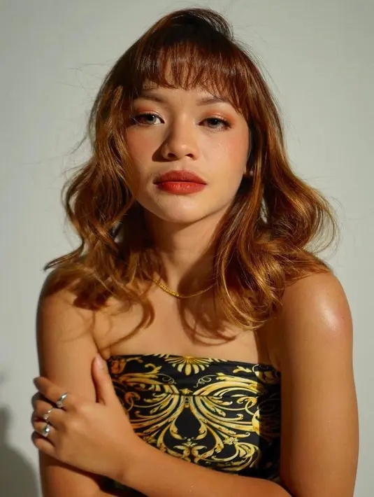 Dengan gaya messy hair dan baby bangs ini membuat pesona Amel Carla, aktris cilik “Suami-suami Takut Istri” dan presenter ini terlihat manis sekaligus pancarkan aura dewasa. (Instagram/amelcarla).