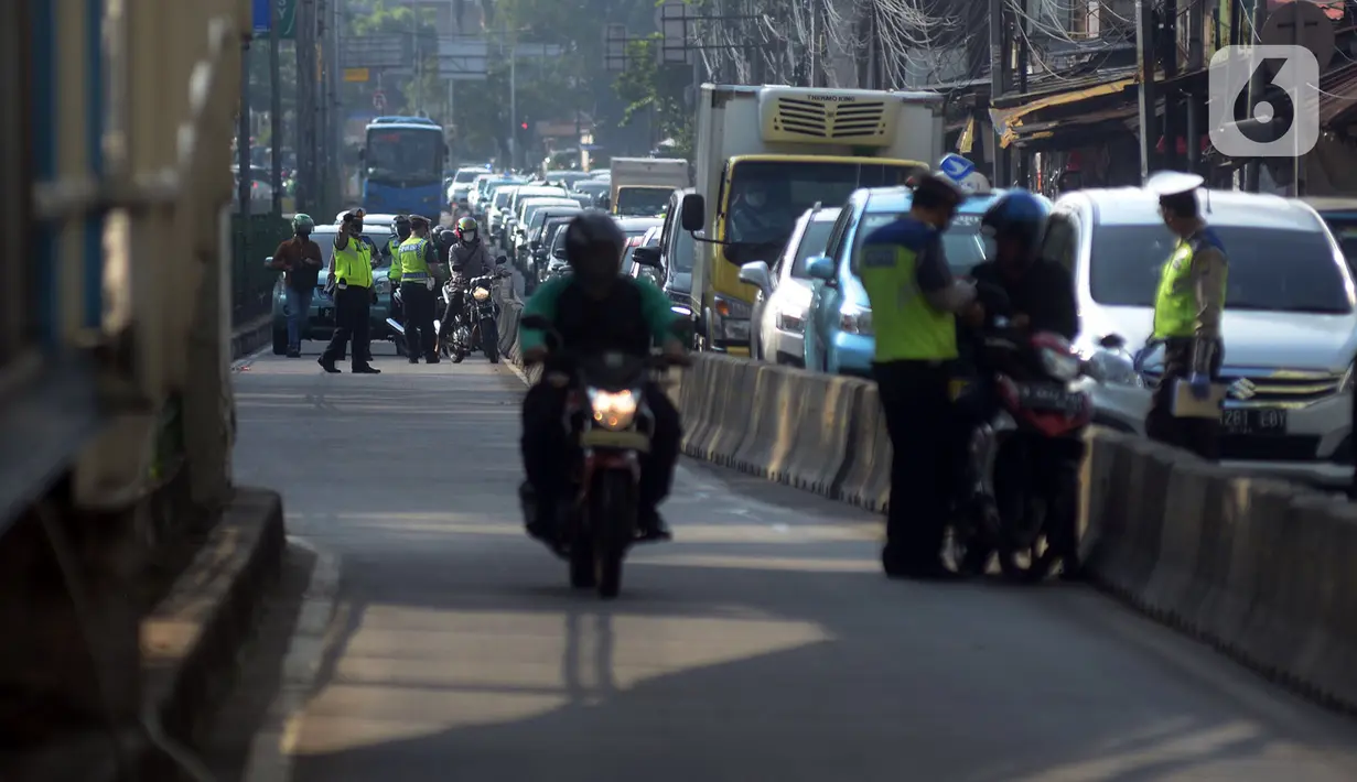 Polisi menindak pengendara sepeda motor yang melanggar aturan lalu lintas di Jalan Pasar Rumput, Manggarai, Jakarta, Selasa (21/7/2020). Polisi akan menggelar Operasi Patuh Jaya 2020 pada 23 Juli sampai 5 Agustus 2020 di seluruh Polda se-Indonesia. (merdeka.com/Imam Buhori)
