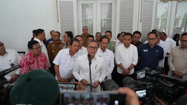 Menteri Koordinator Bidang Pangan Zulkifli Hasan (Zulhas) usai Rapat Koordinasi Bidang Pangan di Gedung Pakuan, Kota Bandung, Jawa Barat, Selasa (24/12/2024).