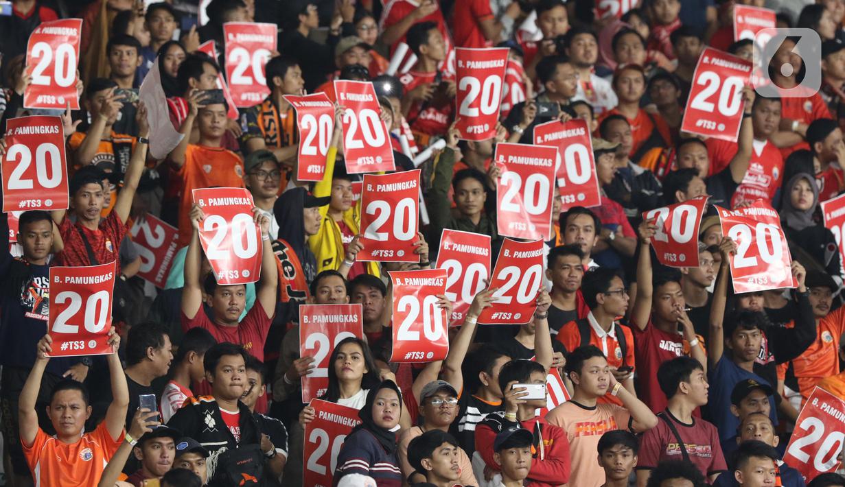 Suporter mengangkat nomor 20 saat menyaksikan laga perpisahan pemain Persija, Bambang Pamungkas pada Shopee Liga 1 Indonesia, SUGBK Jakarta, Selasa (17/12/2019). Laga melawan Persebaya menjadi pertandingan terakhir Bambang Pamungkas sebagai pesepakbola profesional. (Liputan6.com/Helmi Fithriansyah)