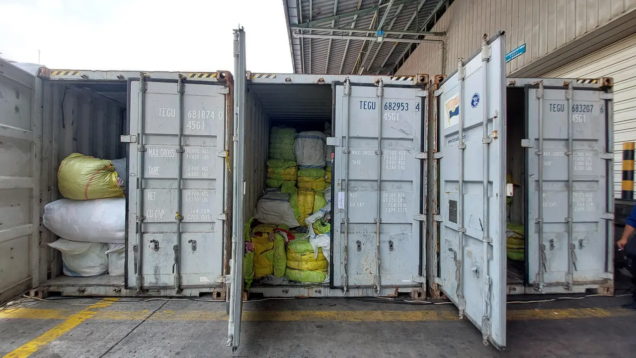 Direktorat Jenderal Bea dan Cukai Kementerian Keuangan (Bea Cukai Kemenkeu) berhasil menindak baju bekas impor ilegal. (Foto: Liputan6.com/Arief RH)