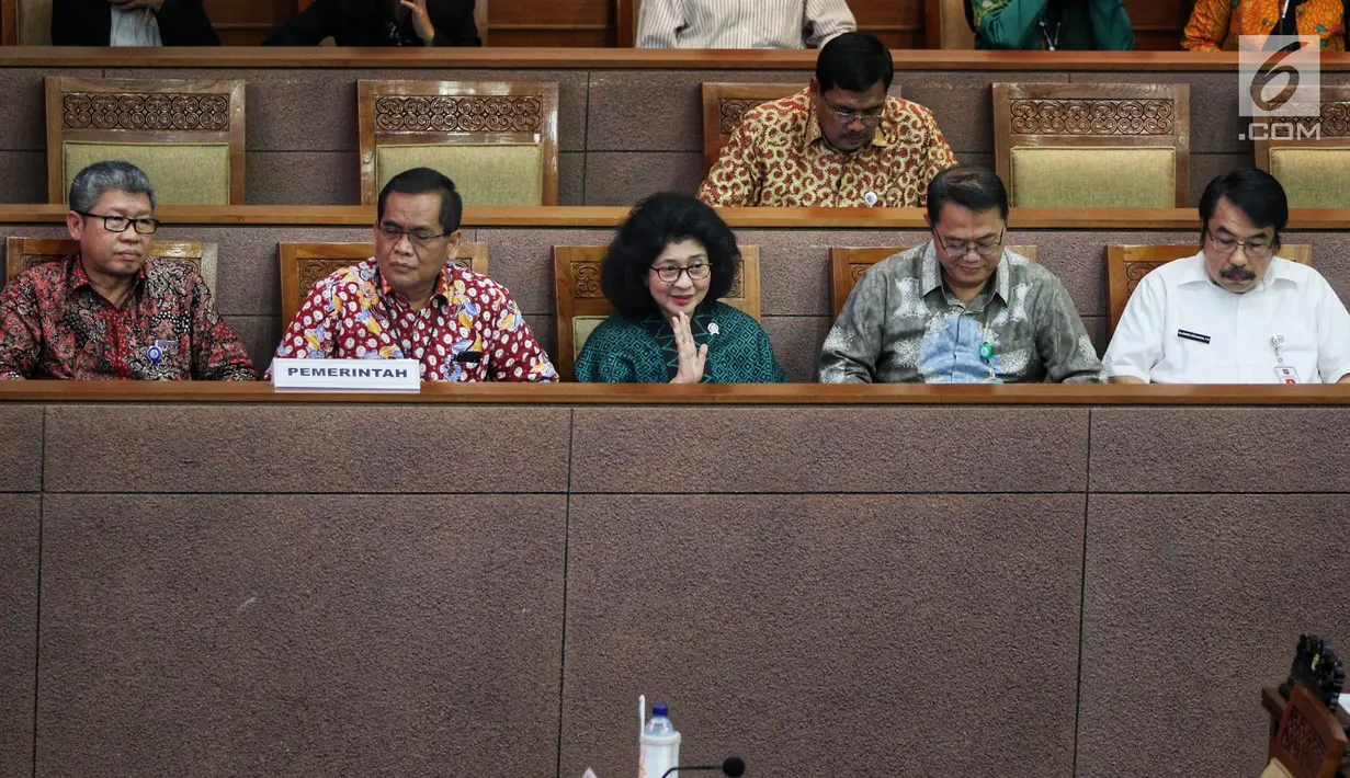 Menteri Kesehatan Nina Moelok saat menghadiri Rapat Paripurna di Kompleks Parlemen, Senayan, Jakarta, Rabu (13/2). Agenda utama rapat untuk pengambilan keputusan terhadap RUU Kebidanan. (Liputan6.com/JohanTallo)