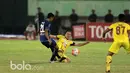 Pemain Sriwijaya FC, Yu Hyunkoo menghadang pemain Arema FC, Nasir pada babak delapan besar Piala Presiden 2017 di Stadion Manahan, Solo. Jumat (26/2/2017). (Bola.com/Nicklas Hanoatubun)
