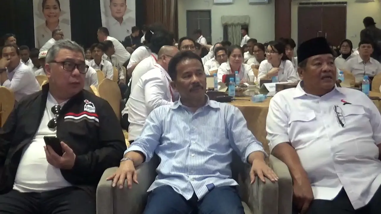 mantan Ketua DPW NasDem Kepri Muhammad Rudi (tengah). (Liputan6.com/ Ajang Nurdin)