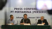 Direktur Megaproyek Pengolahan dan Petrokimia Ardhy N Mokobombang (tengah) dan Direktur Perencanaan Investasi dan Manajemen Risiko Gigih Prakoso (kanan) saat memberikan keterangan di Gedung Pertamina, Jakarta, Selasa (30/1). (Liputan6.com/Angga Yuniar)