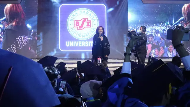 Sallsa Bintan Bersama 3 Pemuda Berbahaya tampil di acara Wisuda ke-57 Universitas BSI.