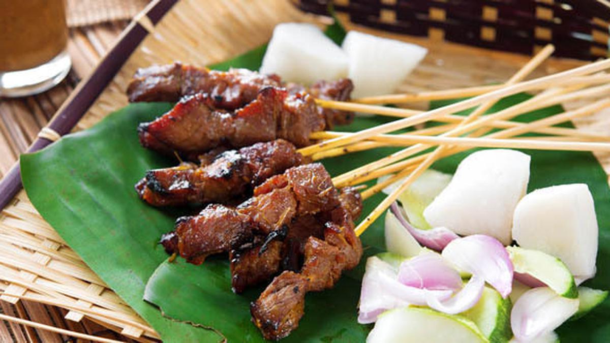 Seporsi Sate Maranggi khas Purwakarta yang gurih dengan daging empuk dan bumbu meresap sempurna