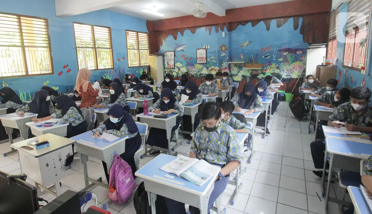 Sejumlah siswa mengikuti proses pembelajaran di SMP Negeri 1 Kota Tangerang, Kamis (12/5/2022). Sekolah di Kota Tangerang mulai menggelar pembelajaran tatap muka (PTM) setelah libur lebaran 2022. (Liputan6.com/Angga Yuniar)