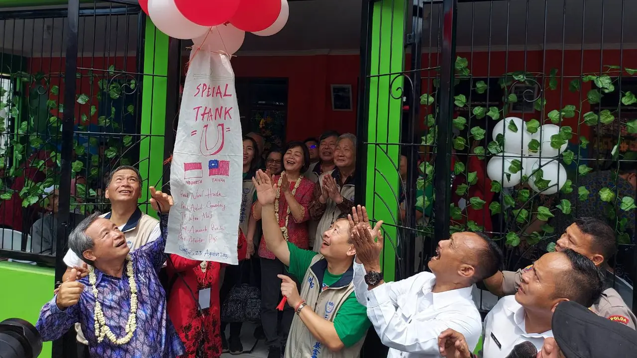 Para tamu undangan melepas balon persahabatan Taiwan-Indonesia sambil berdoa memohon berkah (TETO).