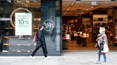 Sejumlah orang berjalan melewati toko yang dibuka kembali di jalan Graben di Wina, Austria, (14/4/2020). Beberapa toko dan bisnis di Austria mulai dibuka kembali sejak Selasa (14/4). (Xinhua/Guo Chen)