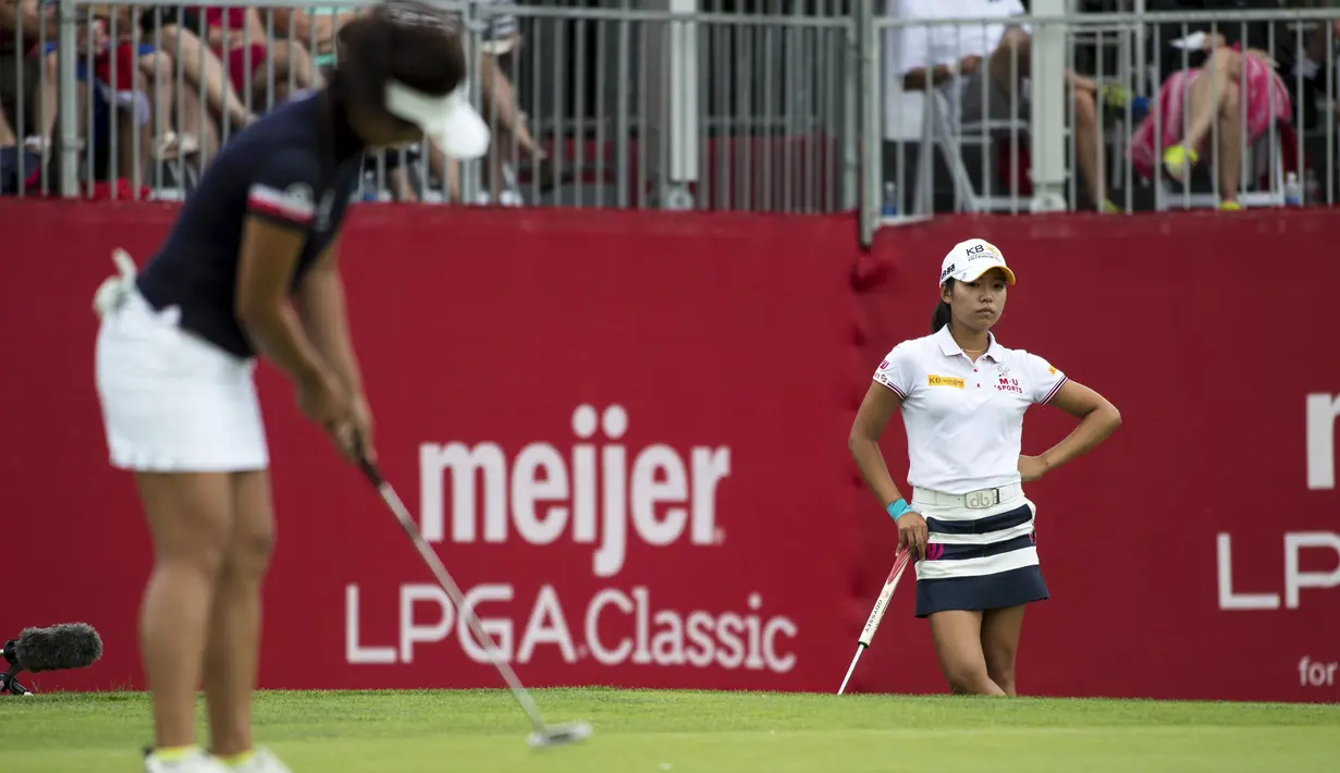 Lee Mi-hyang, dari Korea Selatan (Kanan) melihat Su Oh, dari Australia, memukul bola di lubang ke-17 pada hari terakhir Meijer LPGA Classic di Blythefield Country Club di Grand Rapids, Mich, (18/6). (Mike Clark / Grand Rapids Press via AP)