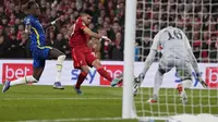 Penyerang Liverpool, Luis Diaz (tengah) mencoba melepaskan tembakan ke gawang Chelsea dalam pertandingan final Piala Carabao Cup di Stadion Wembley, London, Senin (28/2/2022). Liverpool memenangkan adu penalti 11-10 setelah pertandingan berakhir imbang 0-0. (AP Photo/Alastair Grant)