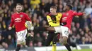 Bek Manchester United, Aaron Wan-Bissaka, berebut bola dengan pemain Watford, Gerard Deulofeu, pada laga Premier League 2019 di Stadion Vicarage Road, Minggu (22/12). Watford menang 2-0 atas Manchester United. (AP/Petros Karadjias)