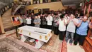 Suasana saat jenazah Ibunda Presiden ke-6 Susilo Bambang Yudhoyono, almarhumah Siti Habibah, disemayamkan di rumah duka Puri Cikeas, Bogor, Jawa Barat, Jumat (30/8/2019). Ibunda SBY, Siti Habibah, meninggal dunia di RS Mitra Keluarga Cibubur pada usia ke 87 tahun. (Liputan6.com/HO/Anung Aninditio)