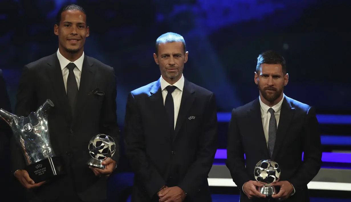 Bek Liverpool Virgil van Dijk (kiri) memegang piala penghargaan Pemain Terbaik Eropa 2018-2019 saat berpose bersama Presiden UEFA Aleksander Ceferin (tengah) dan penyerang Barcelona Lionel Messi (kanan) selama undian babak grup di Grimaldi Forum, Monako, Kamis (29/8/2019). (AP Photo/Daniel Cole)